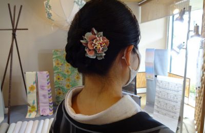 シルクコサージュを髪飾りに